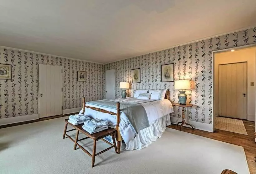 Charming Historic Family Home W/ Mountain Views!