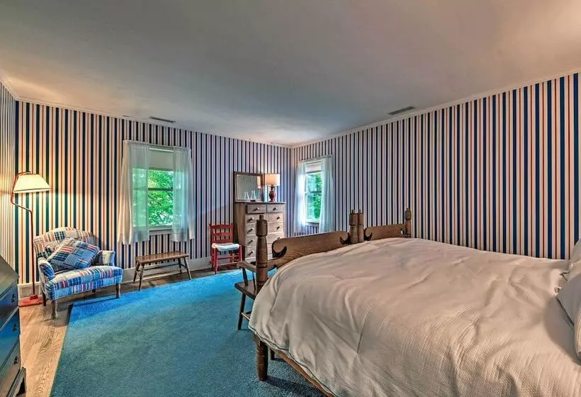 Charming Historic Family Home W/ Mountain Views!