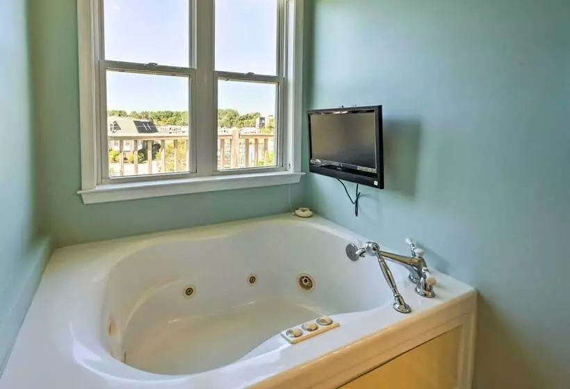 Charming Waterfront Home: Fish, Boat + More!