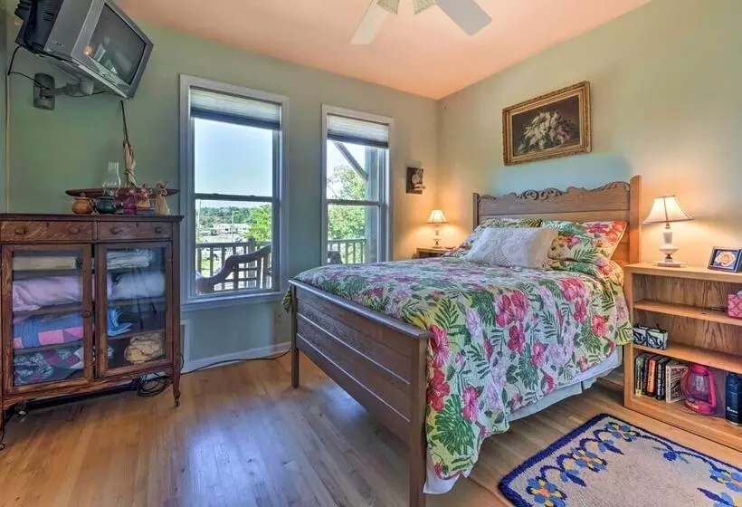 Charming Waterfront Home: Fish, Boat + More!