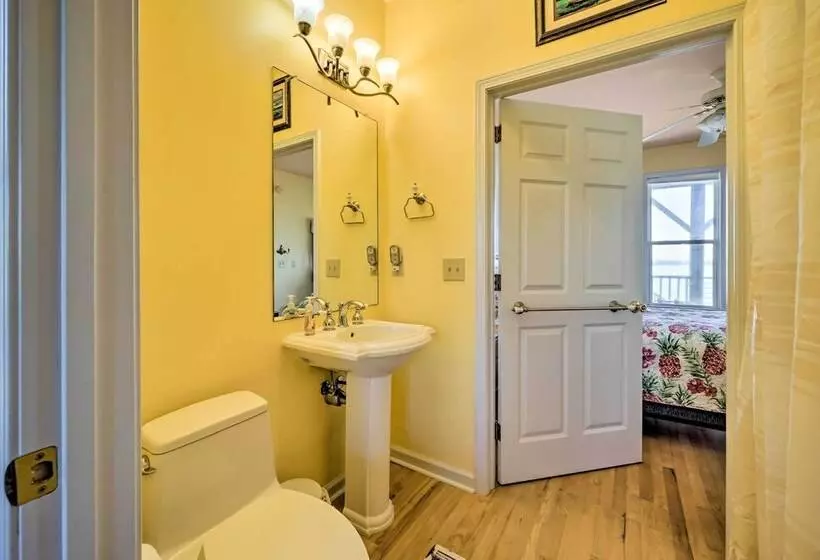 Charming Waterfront Home: Fish, Boat + More!