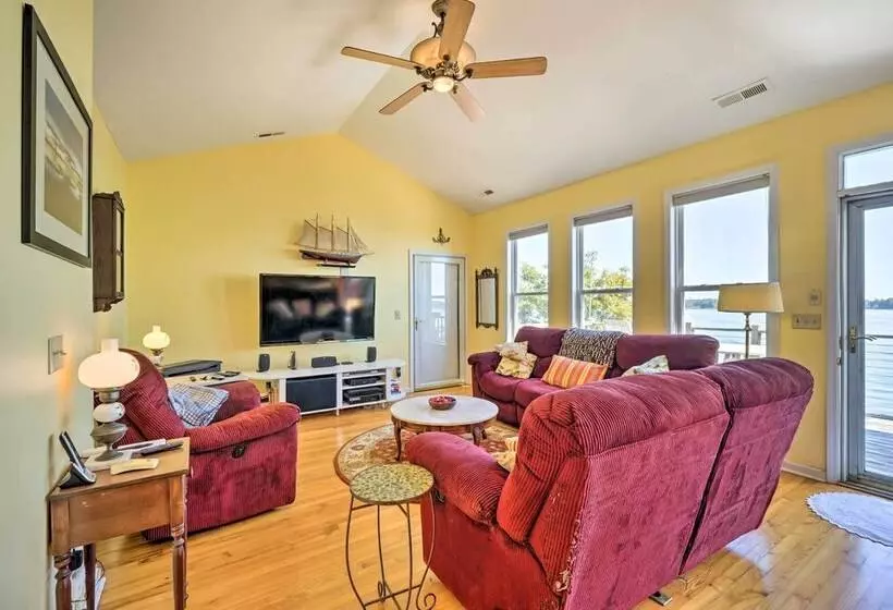 Charming Waterfront Home: Fish, Boat + More!