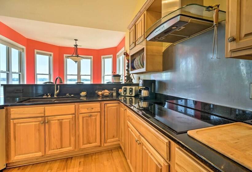 Charming Waterfront Home: Fish, Boat + More!