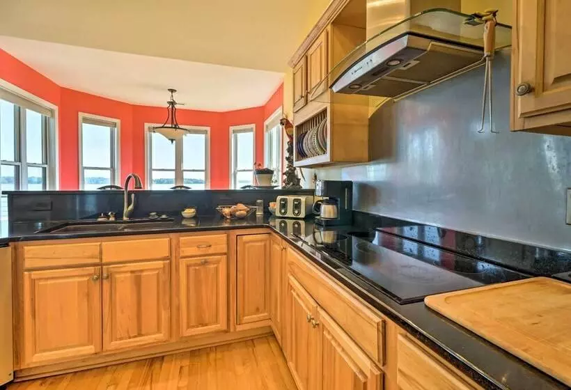 Charming Waterfront Home: Fish, Boat + More!