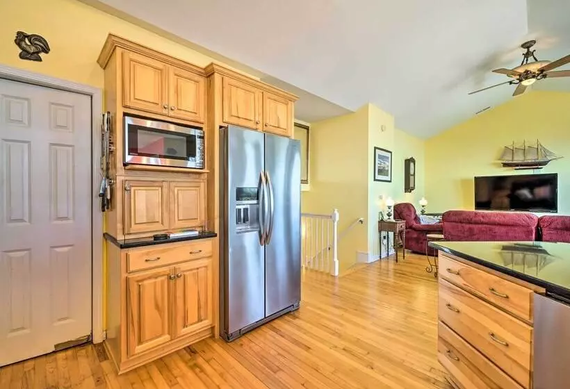 Charming Waterfront Home: Fish, Boat + More!