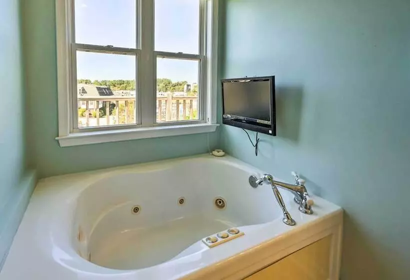 Charming Waterfront Home: Fish, Boat + More!