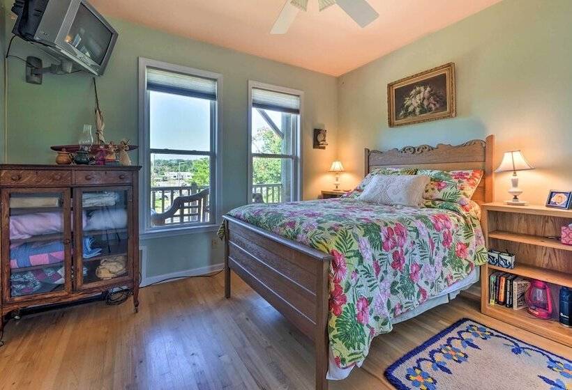 Charming Waterfront Home: Fish, Boat + More!