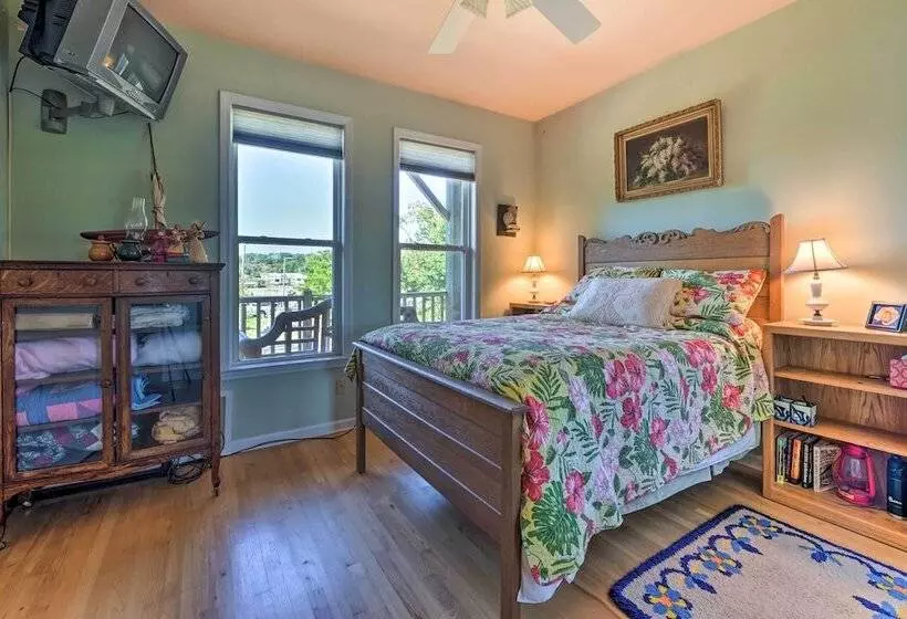 Charming Waterfront Home: Fish, Boat + More!