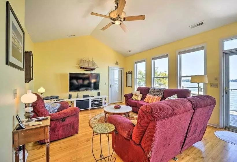 Charming Waterfront Home: Fish, Boat + More!