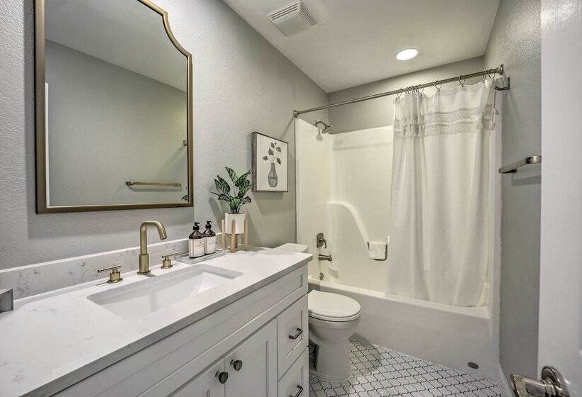 Chic Bella Vista Getaway: Bike The Back 40!