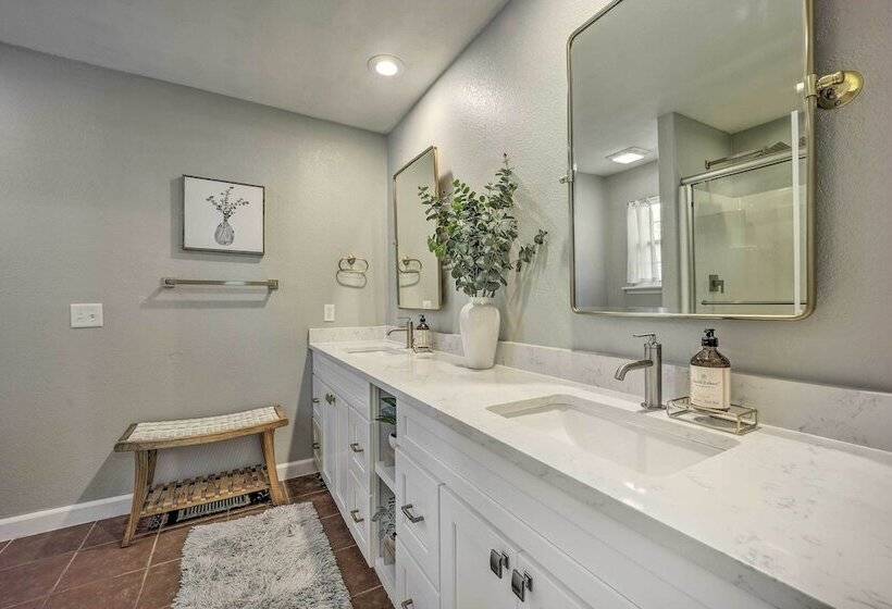 Chic Bella Vista Getaway: Bike The Back 40!