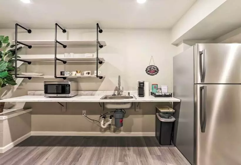 8 Mi To Barr Lake: Cozy Commerce City Home!