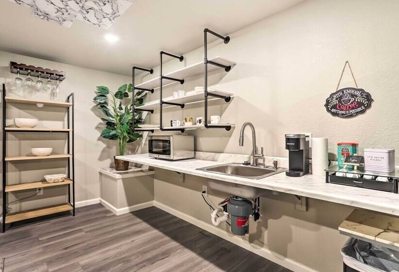 8 Mi To Barr Lake: Cozy Commerce City Home!