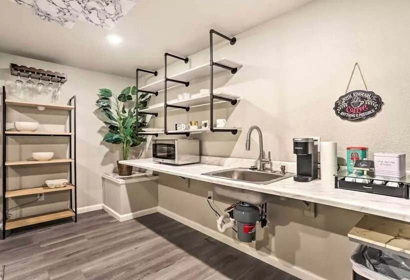 8 Mi To Barr Lake: Cozy Commerce City Home!