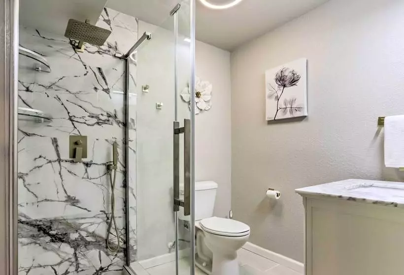 8 Mi To Barr Lake: Cozy Commerce City Home!