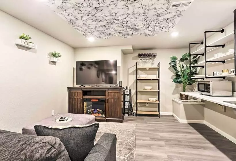 8 Mi To Barr Lake: Cozy Commerce City Home!