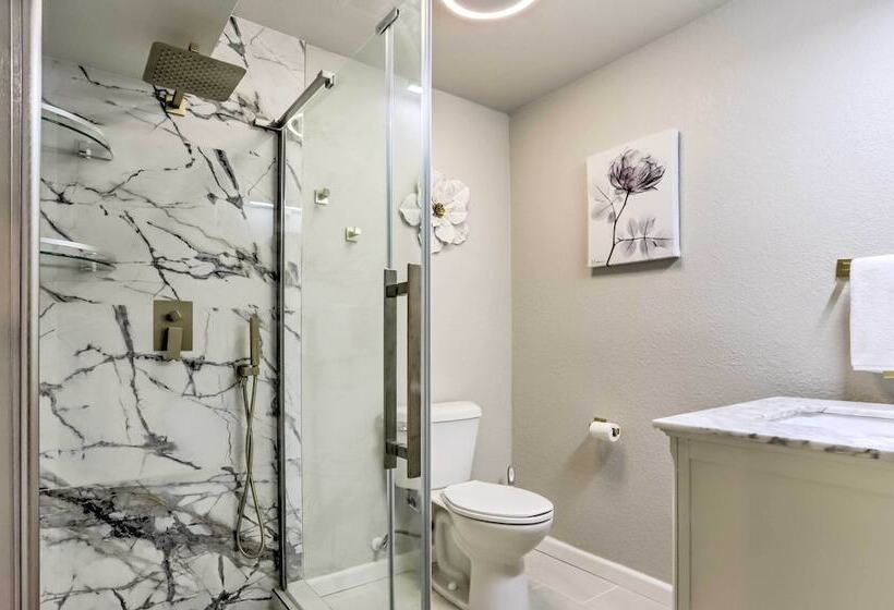 8 Mi To Barr Lake: Cozy Commerce City Home!