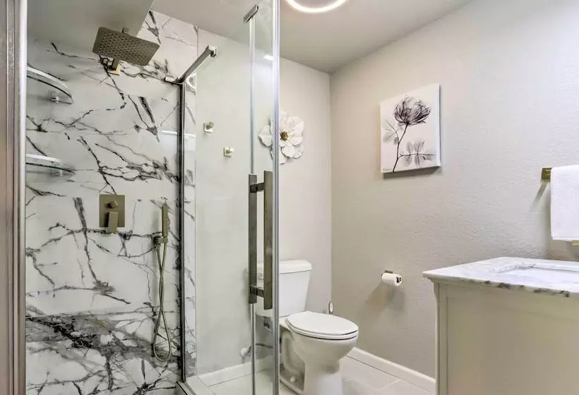 8 Mi To Barr Lake: Cozy Commerce City Home!