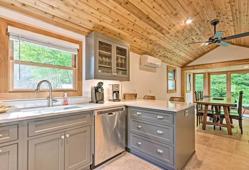 Custom Creekside Cabin In Blue Ridge Mountains