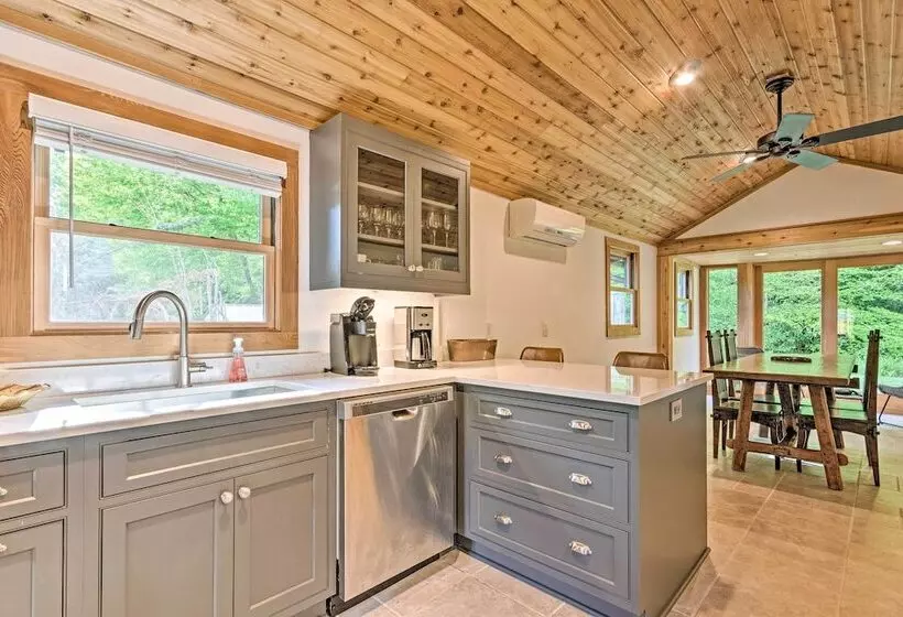 Custom Creekside Cabin In Blue Ridge Mountains