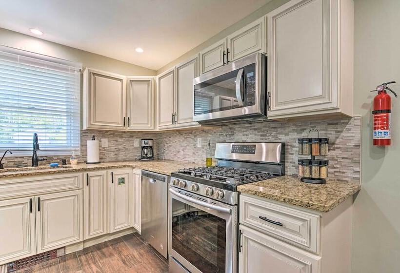 East Stroudsburg Home W/ Fire Pit & Private Pond