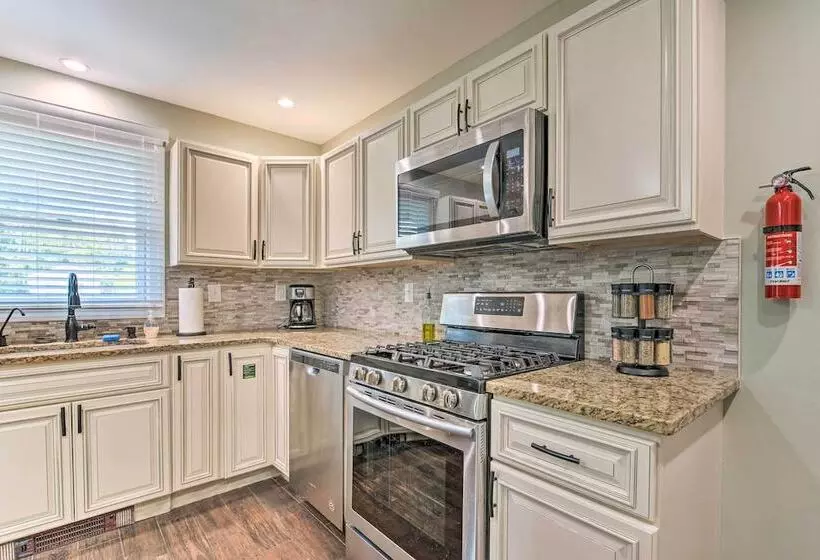 East Stroudsburg Home W/ Fire Pit & Private Pond