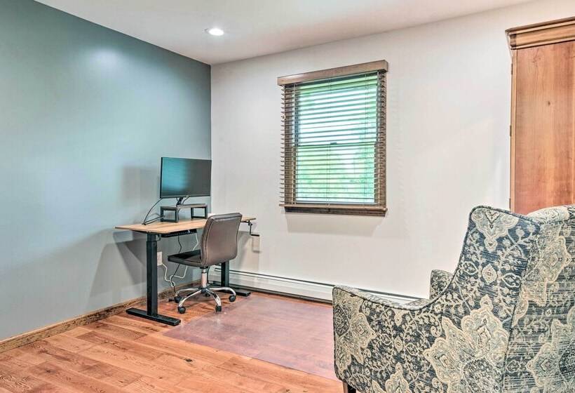 East Stroudsburg Home W/ Fire Pit & Private Pond