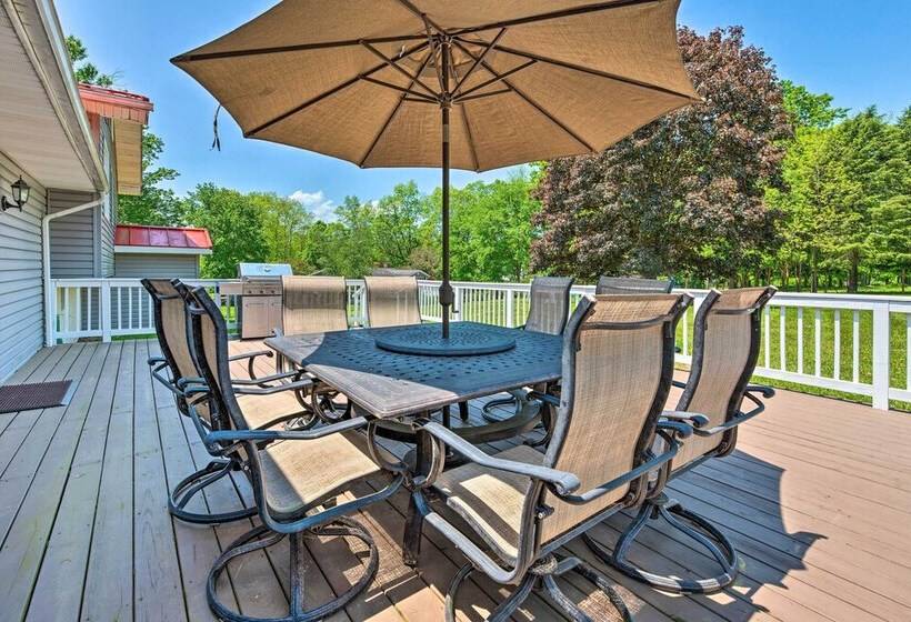 East Stroudsburg Home W/ Fire Pit & Private Pond