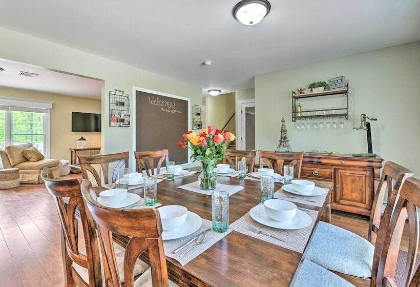 East Stroudsburg Home W/ Fire Pit & Private Pond