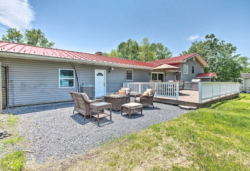 East Stroudsburg Home W/ Fire Pit & Private Pond
