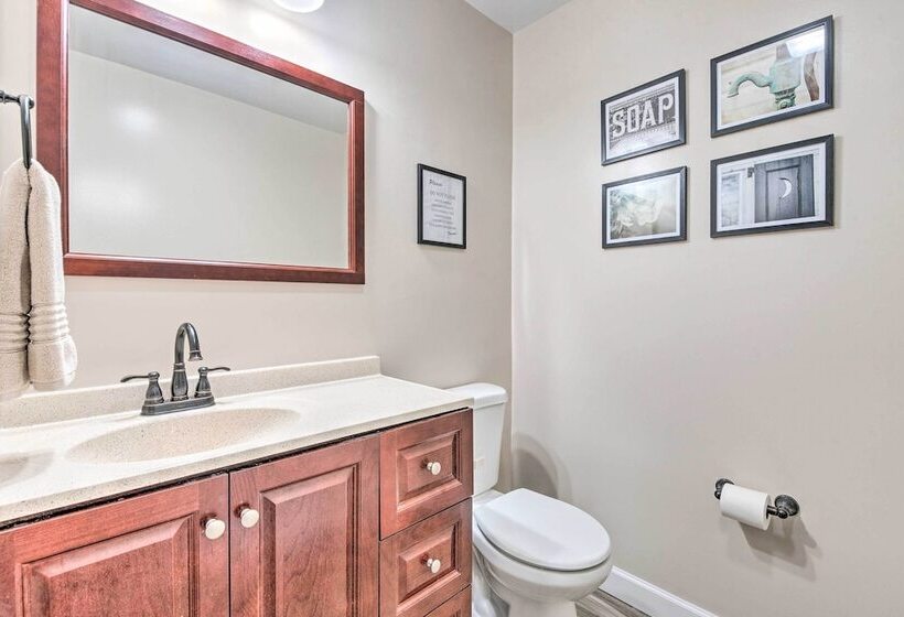 East Stroudsburg Home W/ Fire Pit & Private Pond