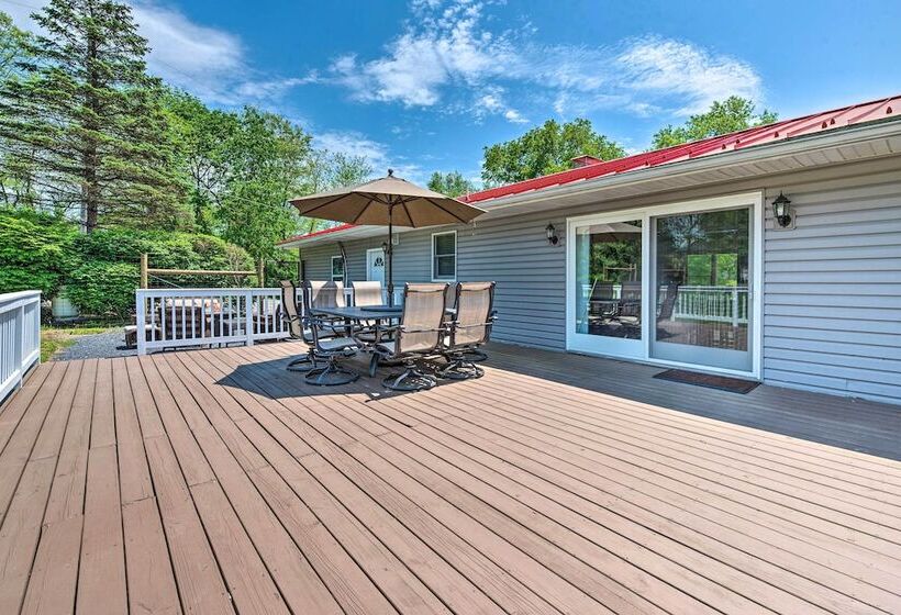 East Stroudsburg Home W/ Fire Pit & Private Pond