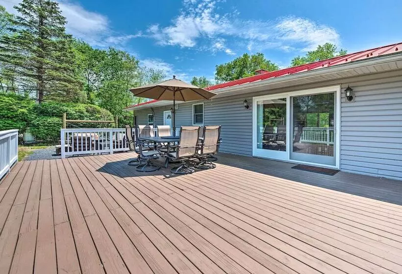 East Stroudsburg Home W/ Fire Pit & Private Pond