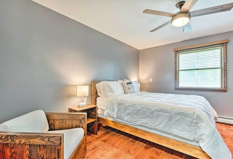 East Stroudsburg Home W/ Fire Pit & Private Pond