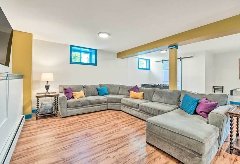 East Stroudsburg Home W/ Fire Pit & Private Pond