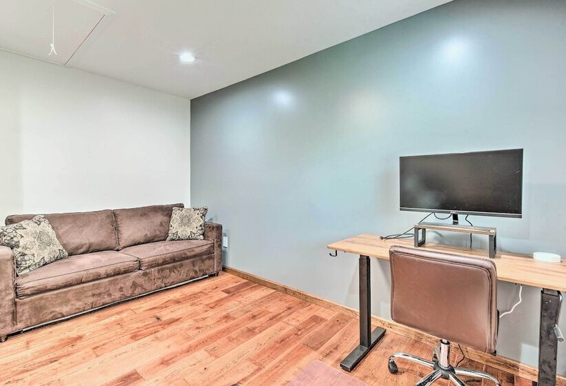 East Stroudsburg Home W/ Fire Pit & Private Pond