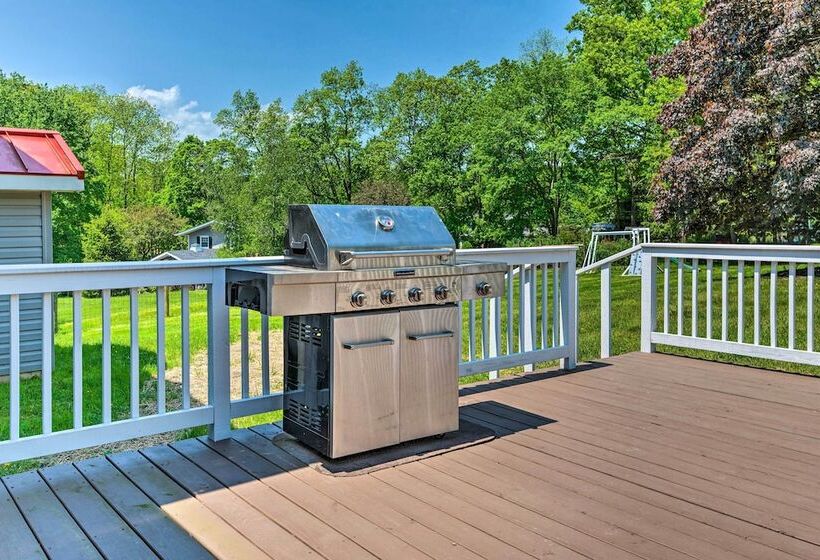 East Stroudsburg Home W/ Fire Pit & Private Pond