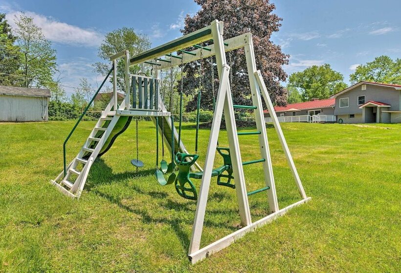 East Stroudsburg Home W/ Fire Pit & Private Pond