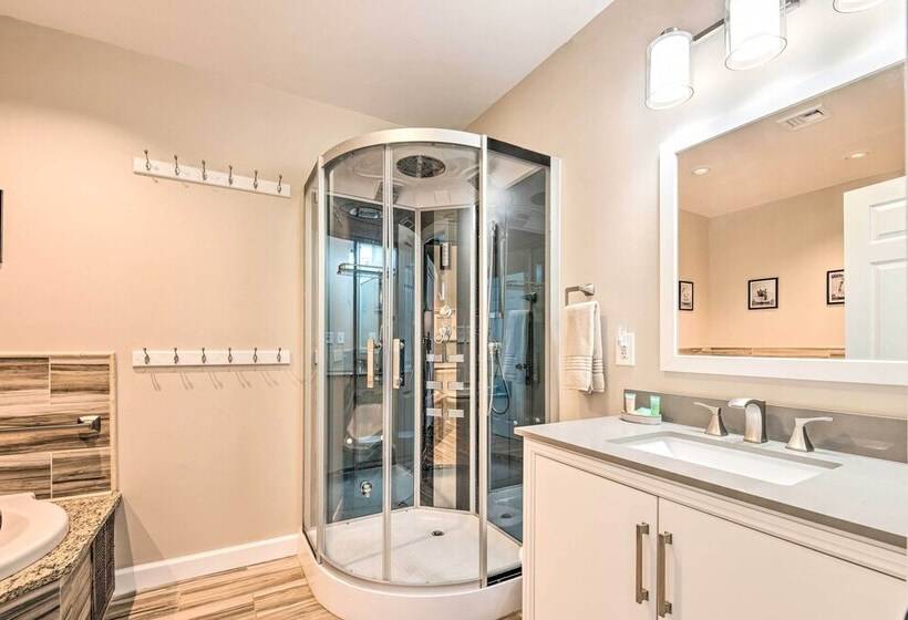 East Stroudsburg Home W/ Fire Pit & Private Pond