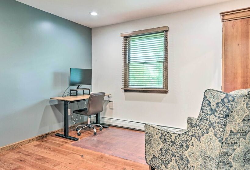 East Stroudsburg Home W/ Fire Pit & Private Pond