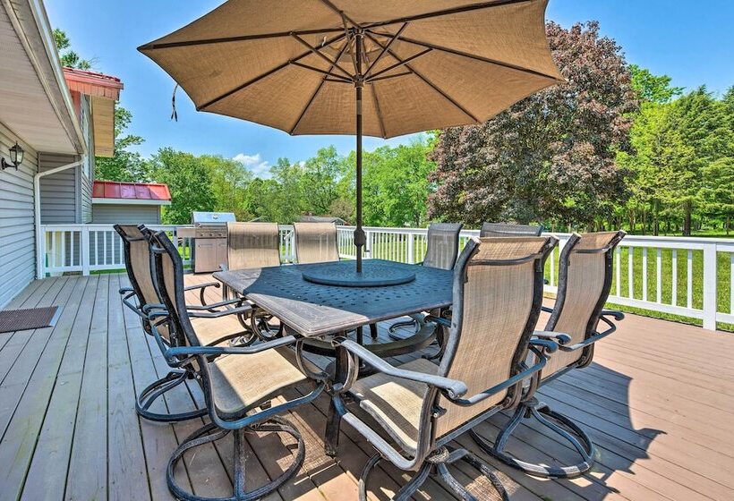 East Stroudsburg Home W/ Fire Pit & Private Pond