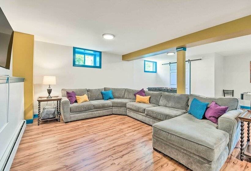 East Stroudsburg Home W/ Fire Pit & Private Pond