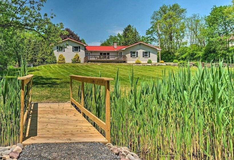 East Stroudsburg Home W/ Fire Pit & Private Pond