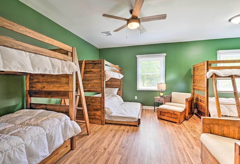 East Stroudsburg Home W/ Fire Pit & Private Pond