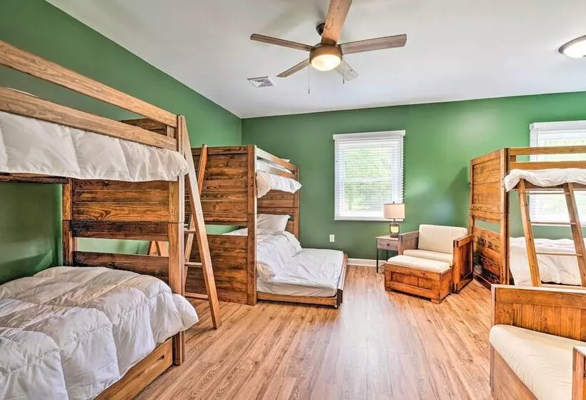 East Stroudsburg Home W/ Fire Pit & Private Pond