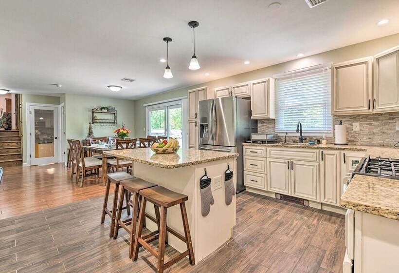 East Stroudsburg Home W/ Fire Pit & Private Pond