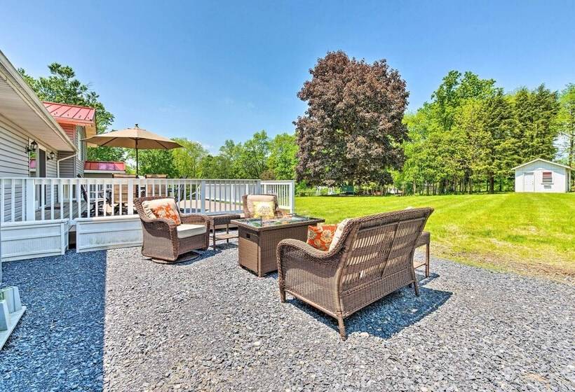 East Stroudsburg Home W/ Fire Pit & Private Pond