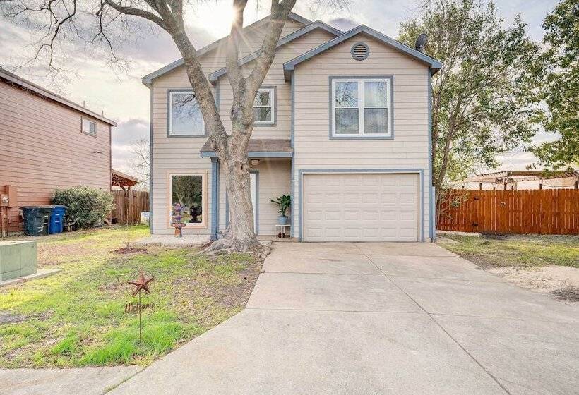 Family Home W/ Sunroom & Fire Pit!