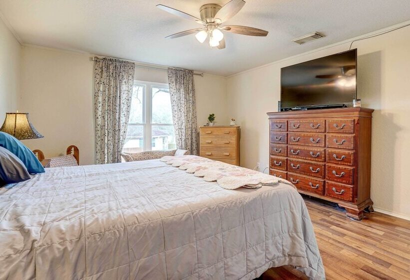 Family Home W/ Sunroom & Fire Pit!