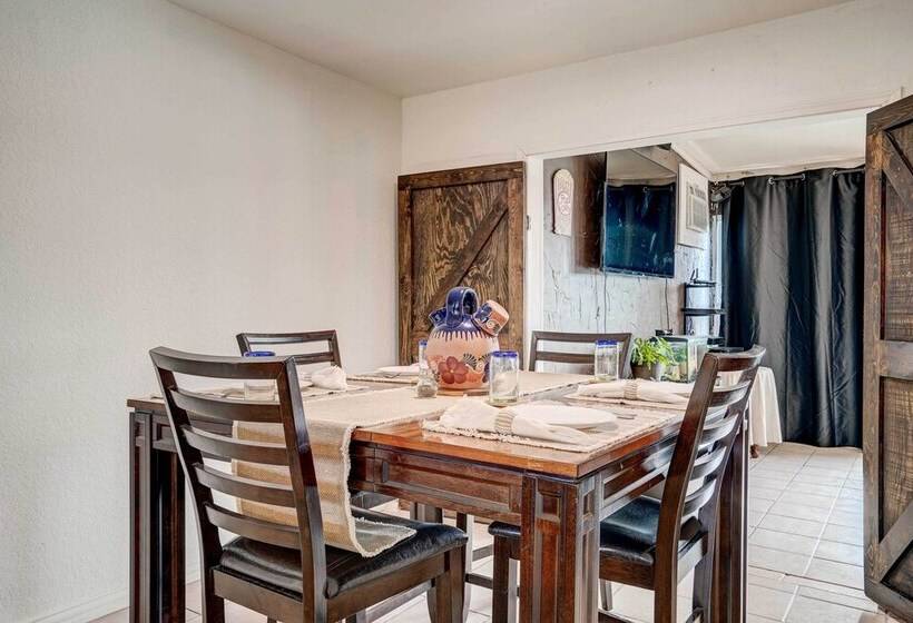 Family Home W/ Sunroom & Fire Pit!